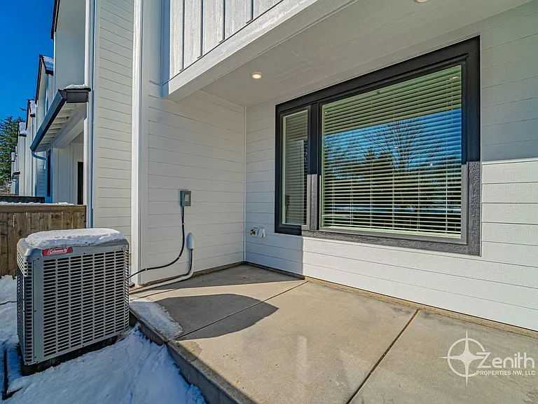 16334 NE 20th St — Photo 3