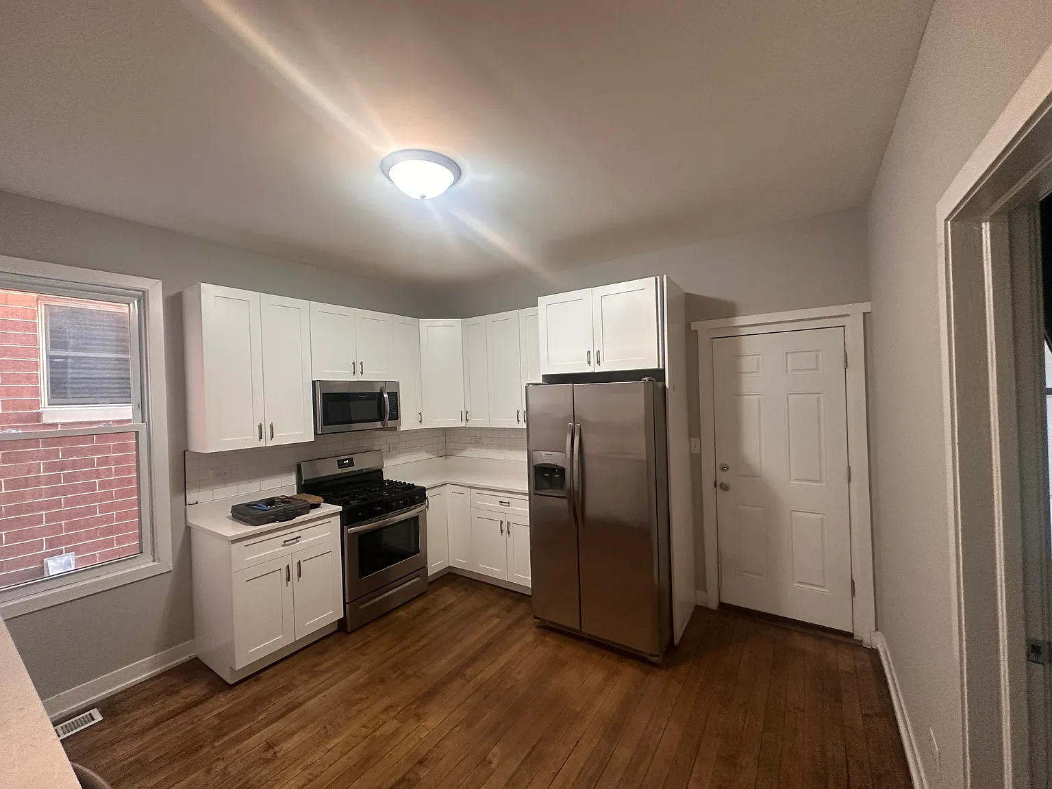 3 bed, 1100 sqft, $2,850 — Photo 2