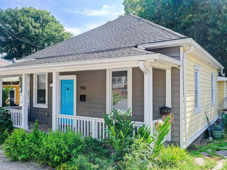 592 Martin St SE — Photo 1