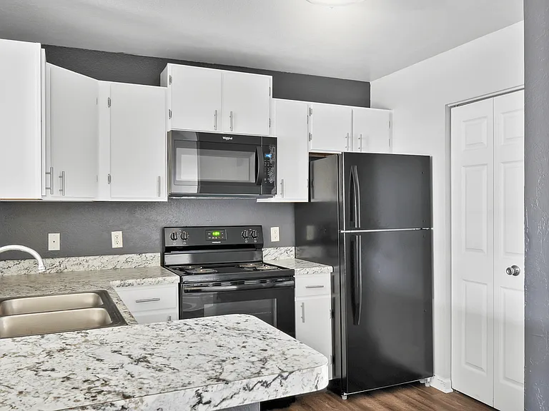 Cascade Apartments — Photo 2