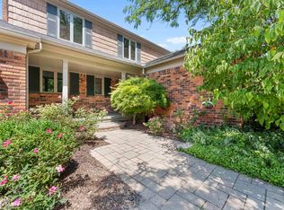 740 Perrien Pl, Grosse Pointe Woods, MI 48236