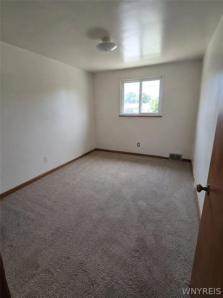 3 bed, 1.0 bath, 2178 sqft, $1,400 — Photo 3