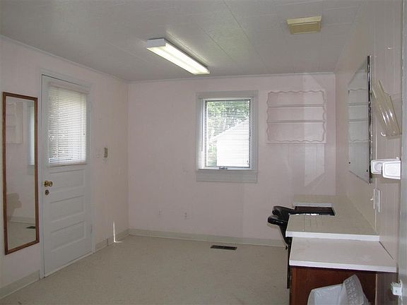 5th image of 139 W Walnut St