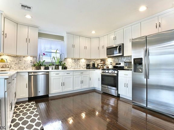 4th image of 362 Washington St