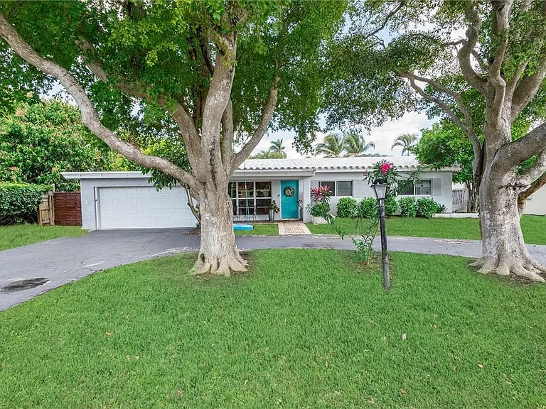 1949 Windward Dr — Photo 3
