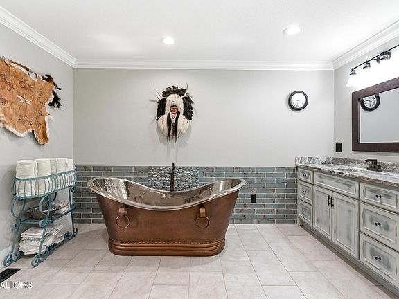 33rd image of 401 Gholdston Dr