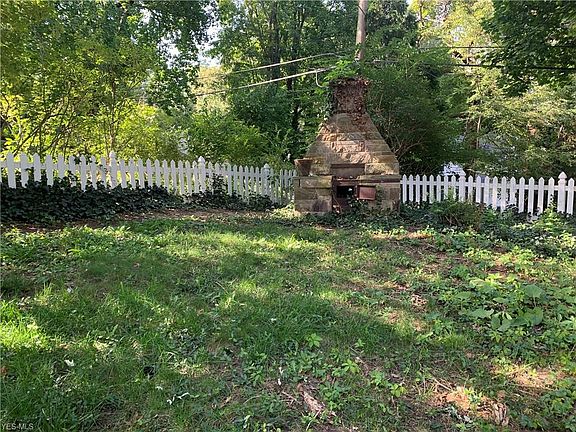 3rd image of 569 Palisades Dr