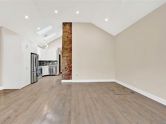 4th image of 139 Vineyard Ave