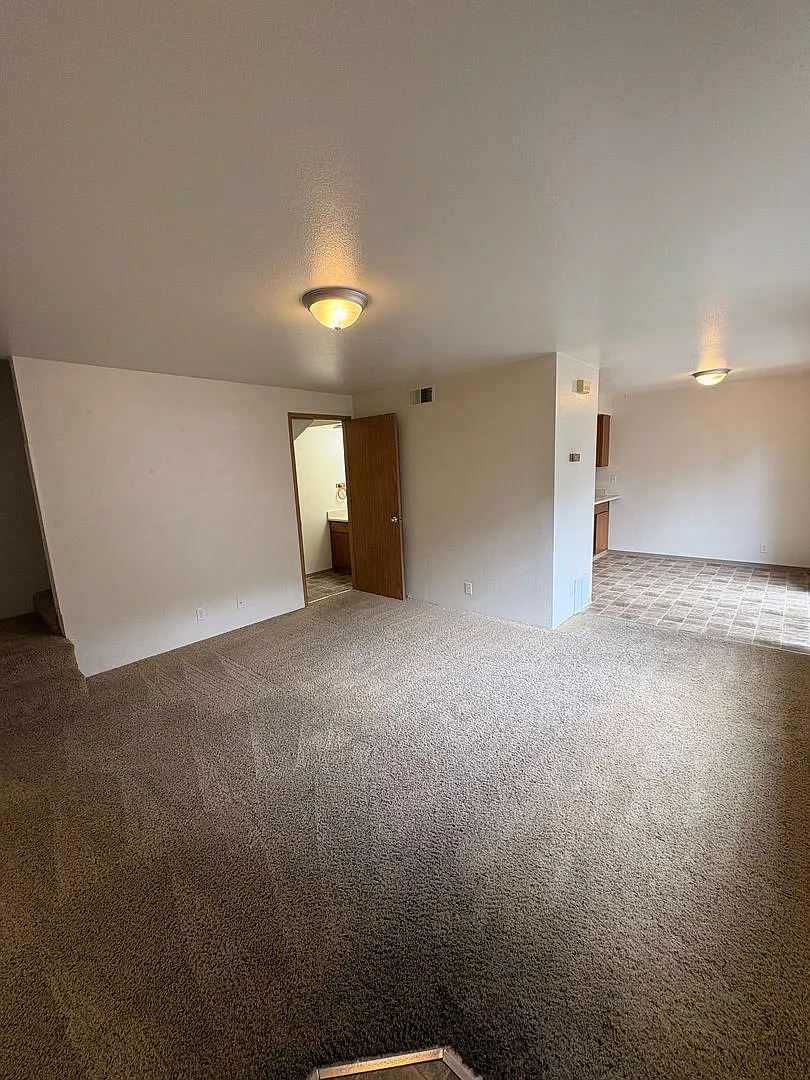 2050 Campus Dr — Photo 2
