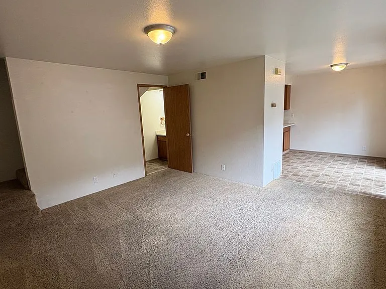 2050 Campus Dr — Photo 2