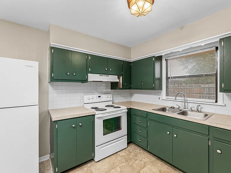 205 NW 40th St — Photo 11