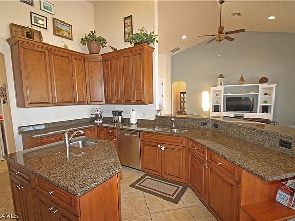 3rd image of 525 SE 19th Court Cpe