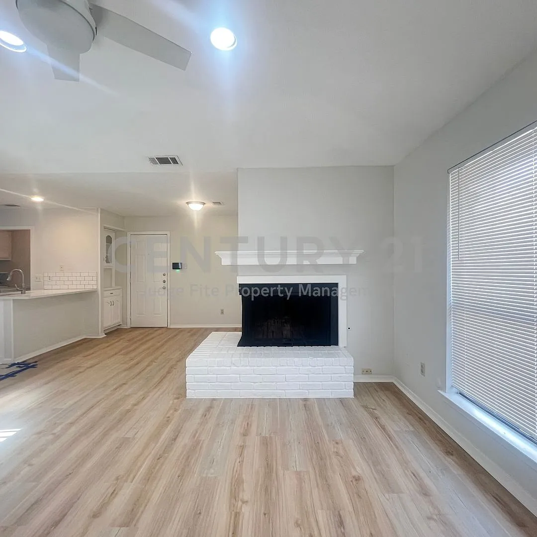 Well Maintained 3/2/2 Duplex Ready For Rent! — Photo 2
