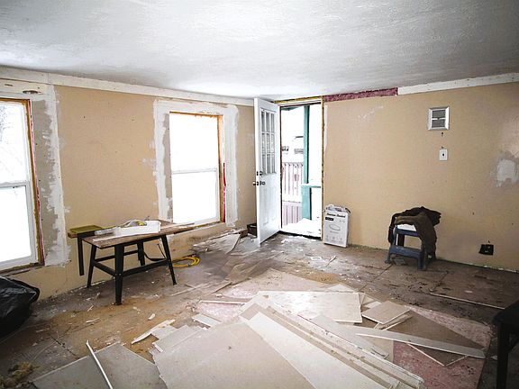 4th image of 213 Main St