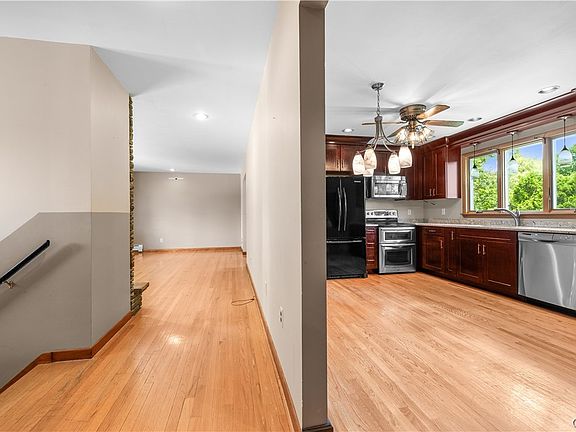 3rd image of 464 Oakdale Ave