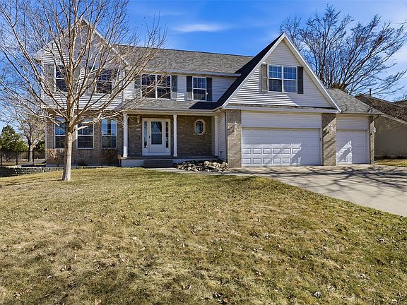 3rd image of 7814 Westbury Dr NE
