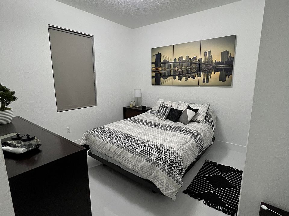 Master Bedroom - Queen Bed and furniture