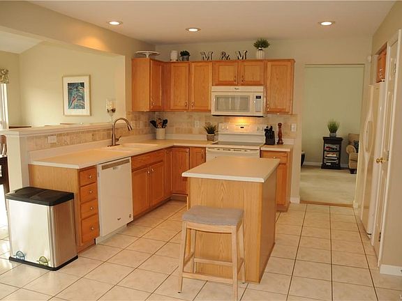 3rd image of 102 Echowood Ct