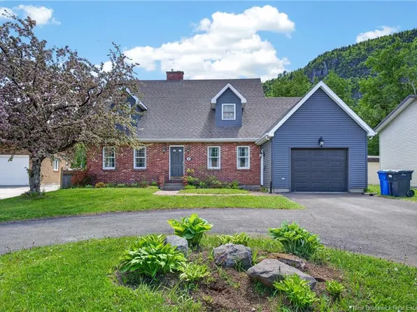 22 Walker Cres, Campbellton, NB E3N 3N8