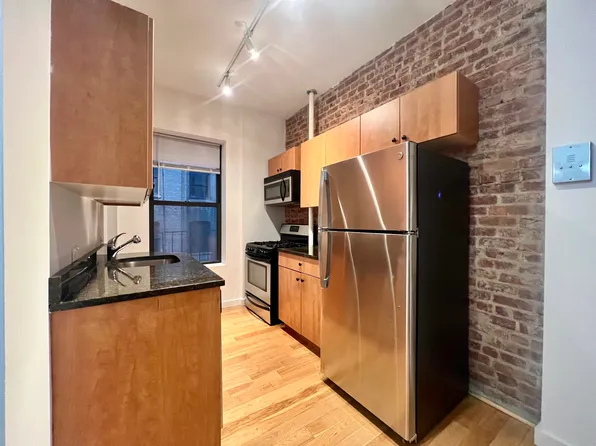 76 Pinehurst Avenue image 2 of 8