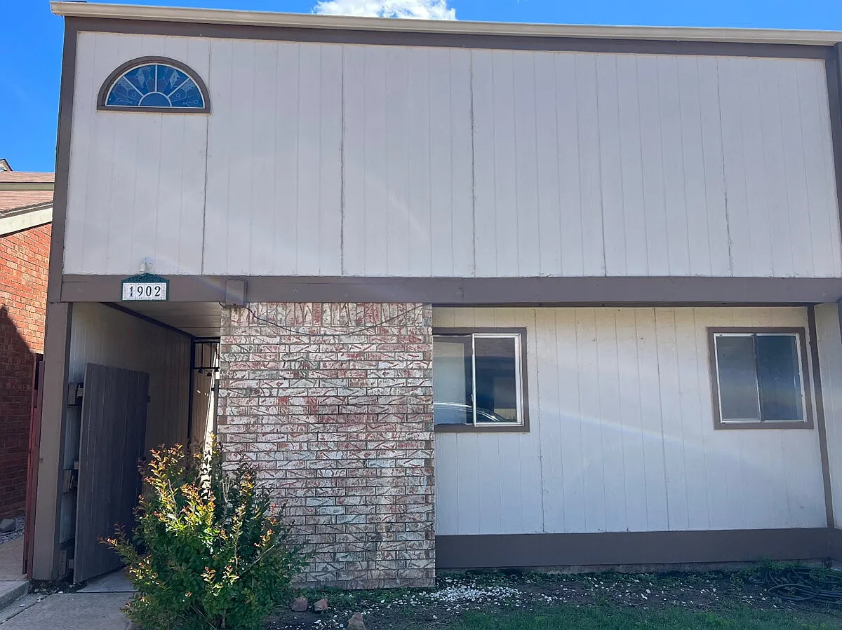 3 bed, 2.0 bath, 1705 sqft, $1,575 — Photo 1