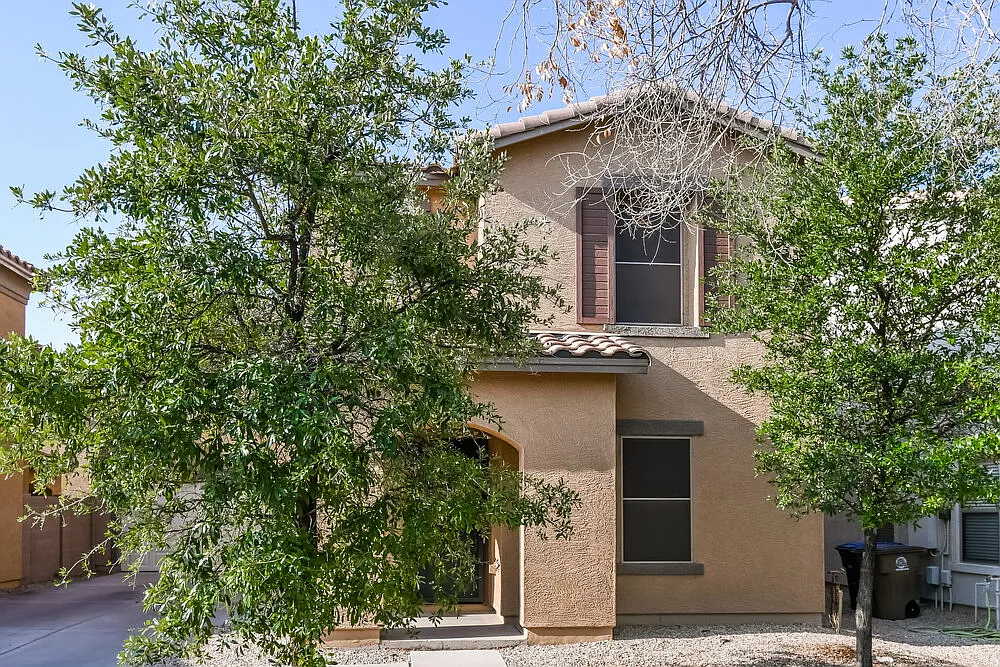 3 bed, 2.5 bath, 1918 sqft, $2,400 — Photo 1