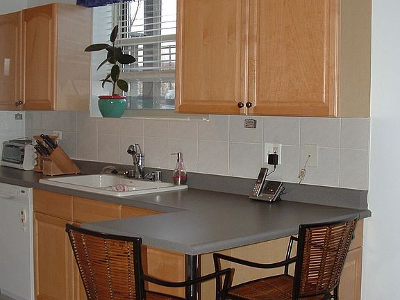 lovely kitchen w/eat-in area