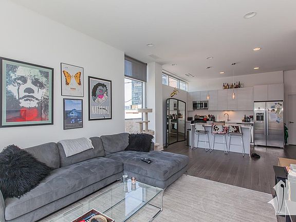 2nd image of 863 N Franklin St #305