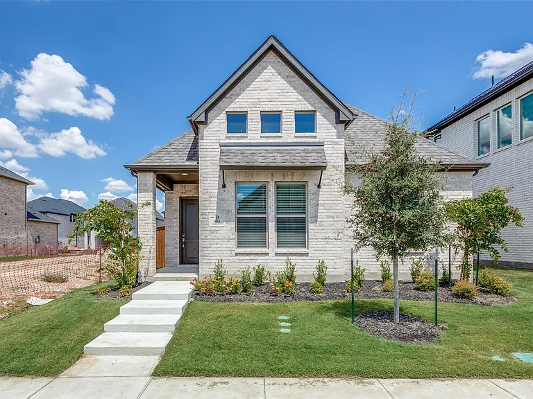805 Fieldcrest St — Photo 2