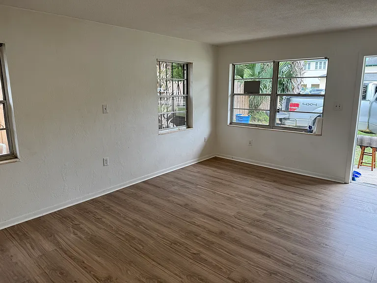 554 NE 2nd Ave — Photo 4