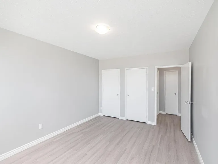 270 Mohawk Rd E — Photo 9