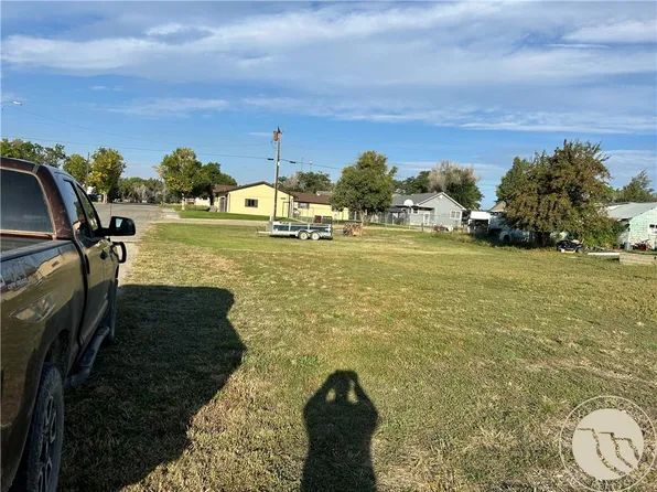 4th St E, Roundup, MT 59072