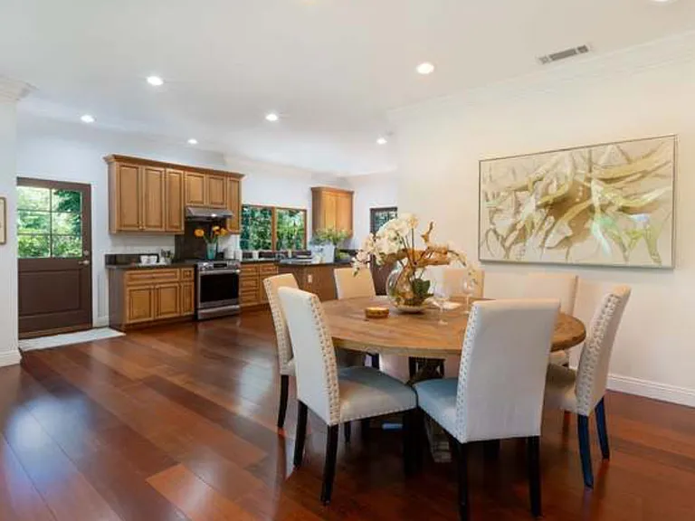 1050 Roxbury Rd — Photo 4