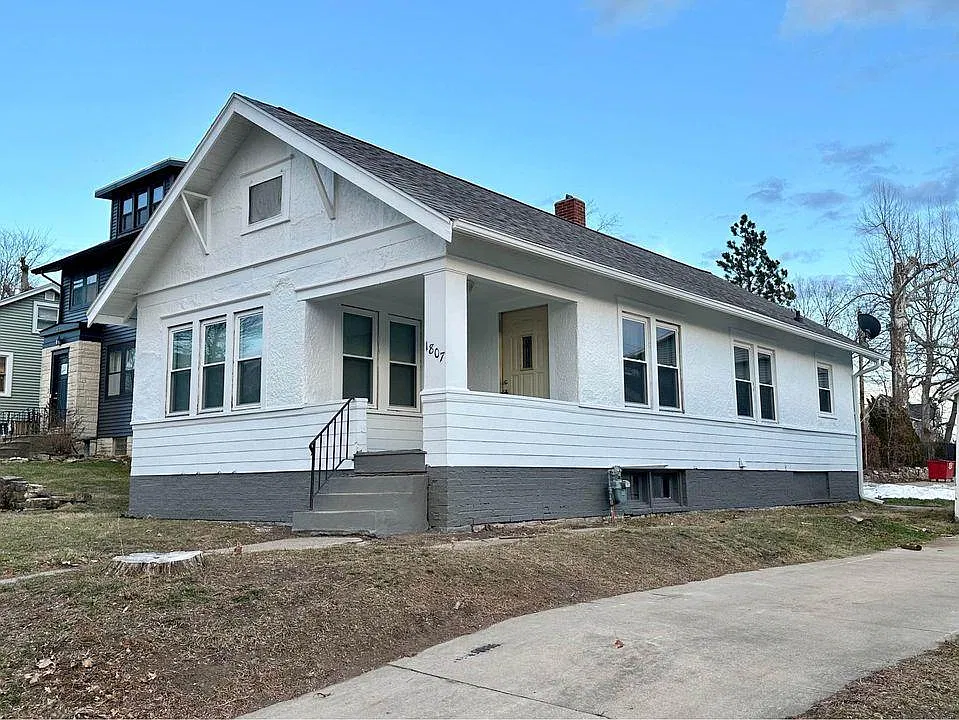 3 bed, 890 sqft, $2,300 — Photo 1