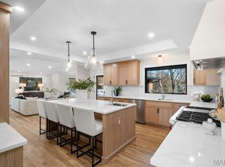 1534 Woodgate Dr, Saint Louis, MO 63131