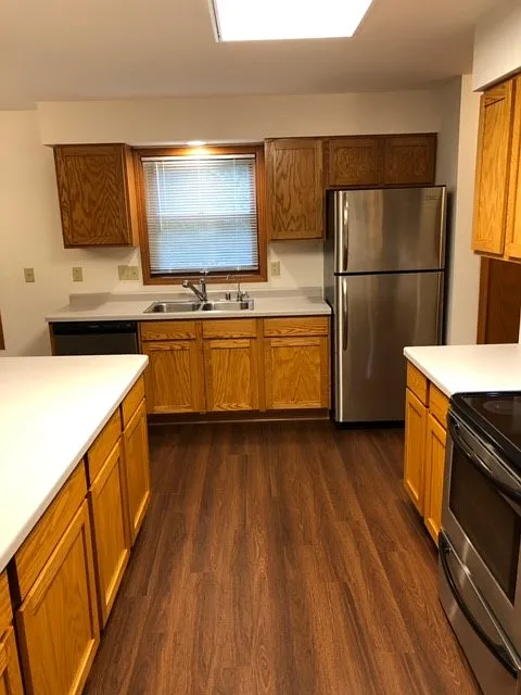3 bed, 2.5 bath, 1716 sqft, $2,295 — Photo 2