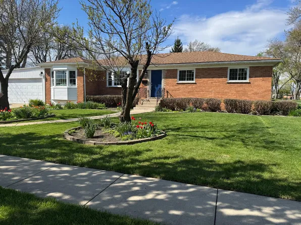 22 Audrey Ln, Mount Prospect, IL 60056