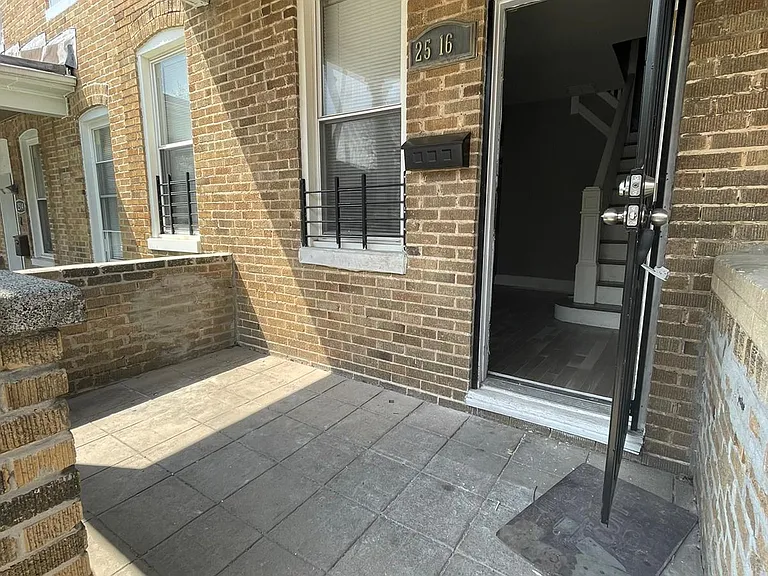 2516 Barclay St — Photo 4
