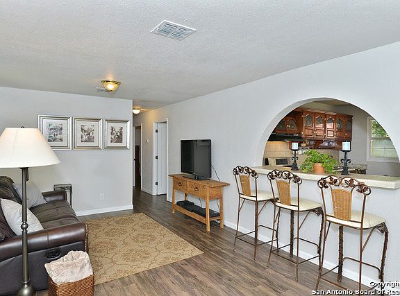 4th image of 310 Pool Dr