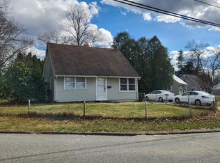 18 Lynwood Dr, Willimantic, CT 06226