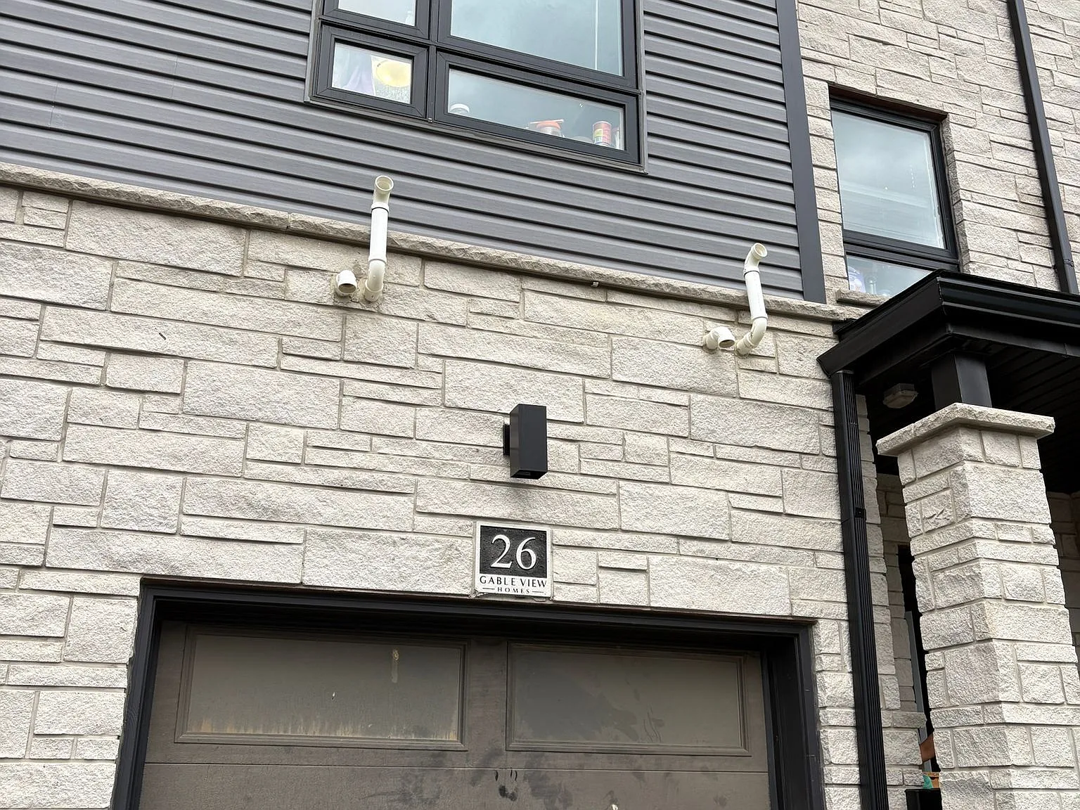 4 bed, $2,700 — Photo 1