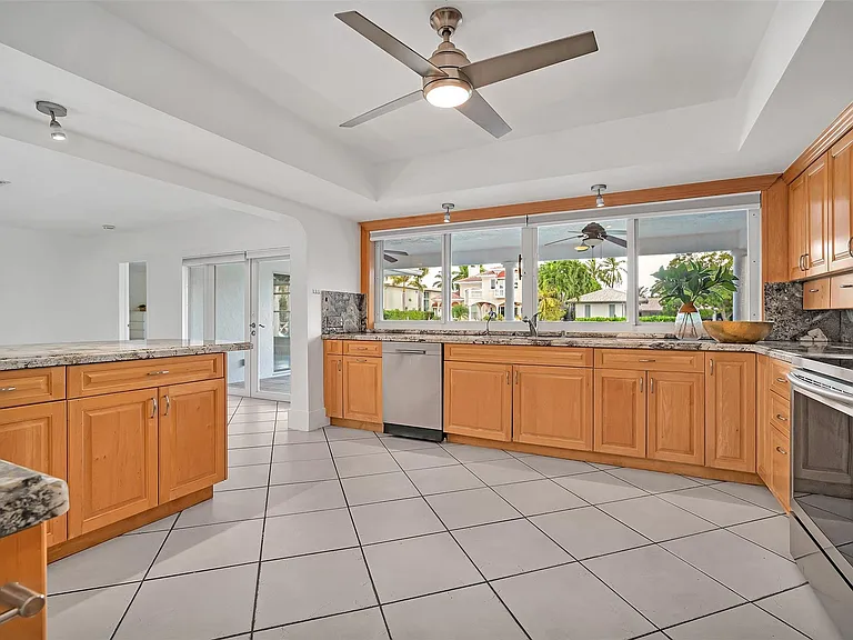 2427 Sea Island Dr — Photo 16