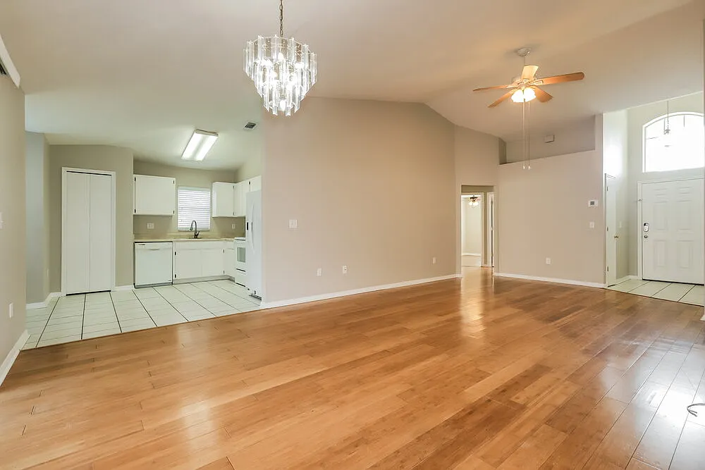 3 bed, 2.0 bath, 1527 sqft, $2,215 — Photo 4