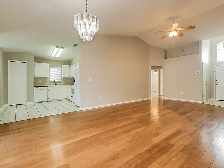 219 Lookout Dr — Photo 4
