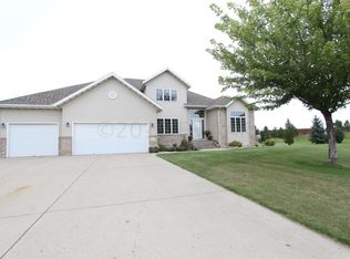 305 Clearview Ct, Moorhead, MN 56560