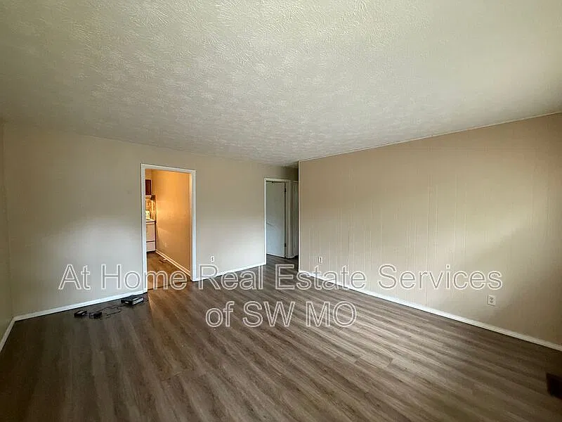 3 bed, 1.0 bath, 945 sqft, $1,080 — Photo 2