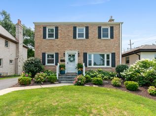 447 Ridge Ave, Clarendon Hills, IL 60514