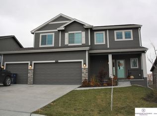 18823 Rosewood St, Omaha, NE 68136