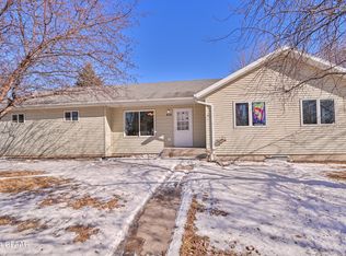 414 Burdick Ct, Grand Forks, ND 58203