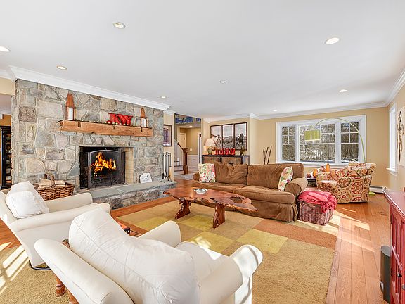 4th image of 6 Deer Creek Ln
